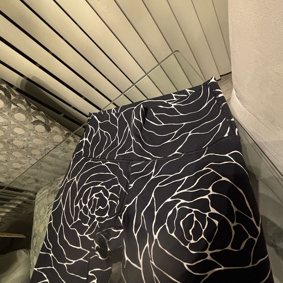 Lululemon Wunder Under Hi Rise 1/2 Tight in the Radiant Rose Alpine Black White - Picture 3 of 8